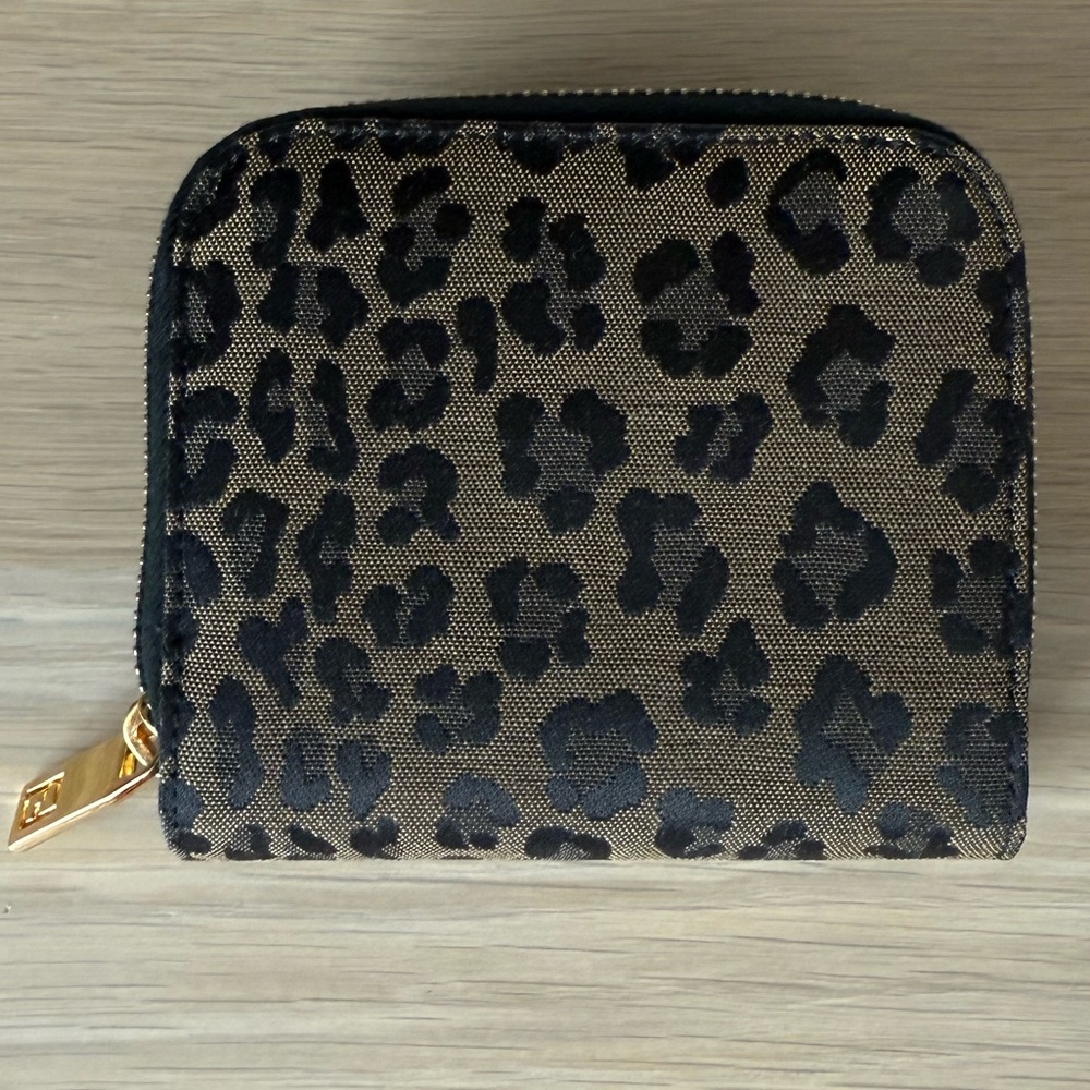 Fendi- Authentic Rare Vintage Leopard Print and black leather  Zip Wallet - Picture 8 of 12